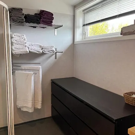 Vakantiehuis Charming, Spacious Family Near Center *